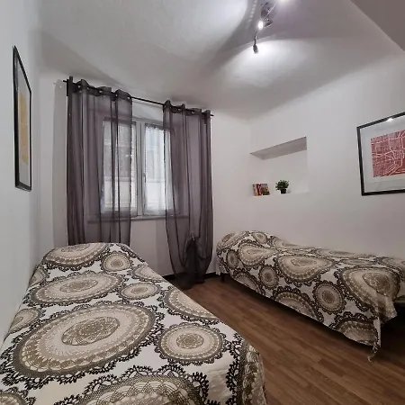 Snug Apartment In Genoa In The Historic Center 公寓 *